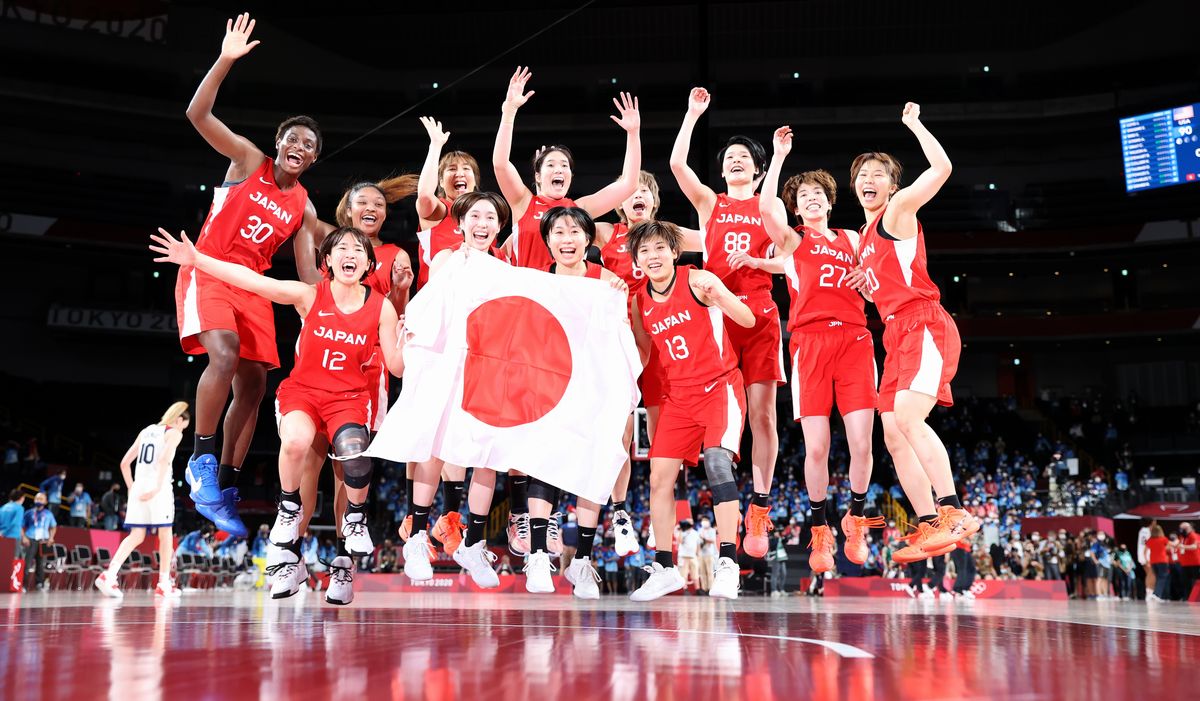写真・図版 : 東京五輪で銀メダルを獲得し、喜ぶバスケットボール女子日本代表の選手たち＝2021年8月8日、さいたまスーパーアリーナ