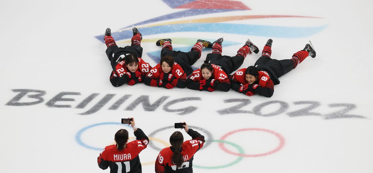 写真・図版 : 練習前のリンクで記念撮影するスマイルジャパンの選手たち＝2022年2月1日