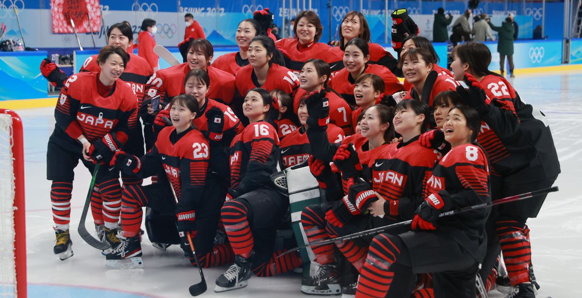 写真・図版 : 北京五輪会場のリンクで記念撮影する女子アイスホッケー日本代表「スマイルジャパン」の選手たち＝2022年2月1日