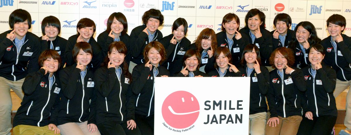 写真・図版 : アイスホッケー女子日本代表の愛称「スマイルジャパン」の発表会見。ロゴマークはスティックとパックをあしらったデザインだ＝2013年3月28日