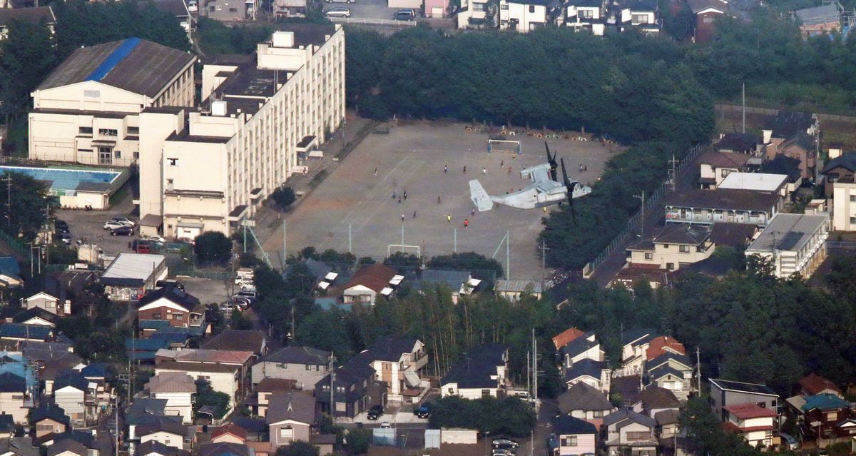 写真・図版 : 小学校や住宅が広がる市街地の上空を飛ぶオスプレイ＝2014年7月15日、神奈川県