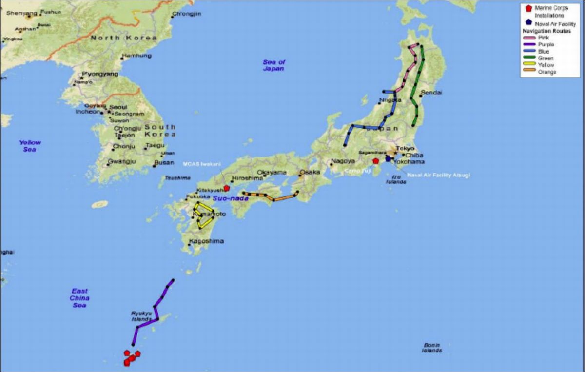 写真・図版 : 米軍が2012年に認めた飛行訓練ルートの地図。日本列島上空を縦断するルートがオレンジ、イエロー、グリーンなどで定められている