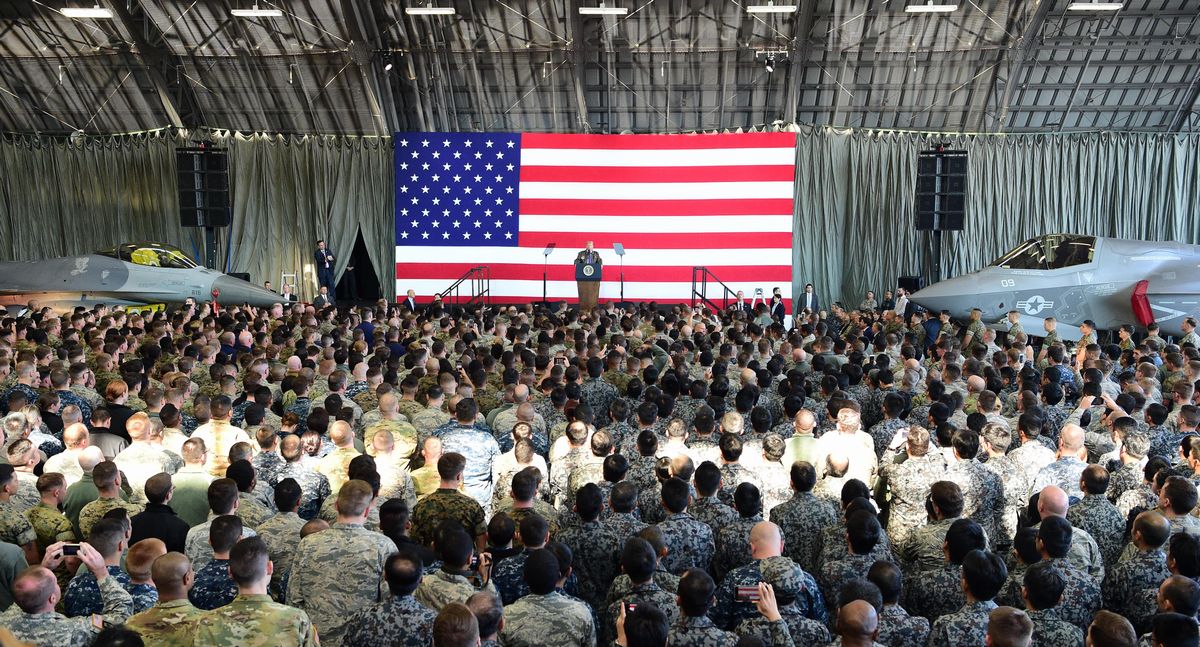 写真・図版 : 在日米軍司令部がある横田基地。来日したトランプ大統領がF35戦闘機などが駐機する格納庫で演説した＝2017年11月5日、東京都福生市