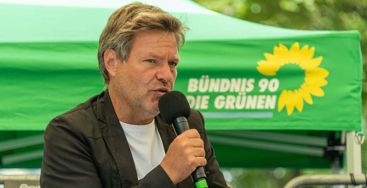 写真・図版 : ドイツの副首相兼経済・気候相になった緑の党共同党首のハベック氏（penofoto/shutterstock.com）
