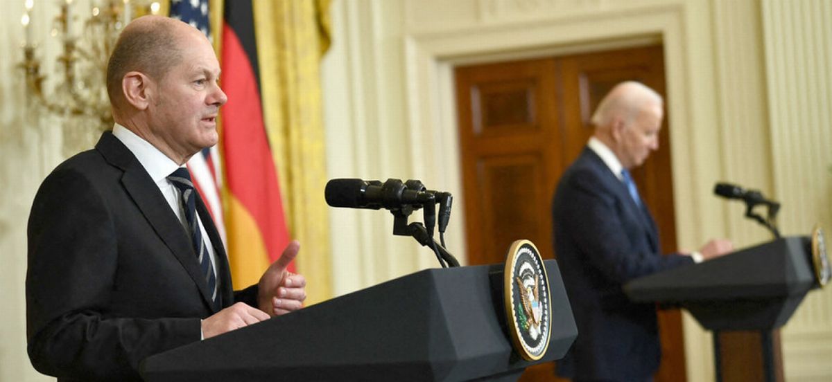 写真・図版 : 会談後に共同記者会見に臨むショルツ独首相（左）とバイデン米大統領＝2022年2月7日、米ホワイトハウス