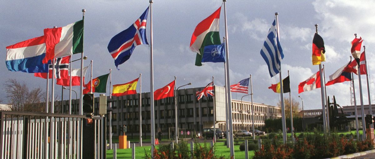 写真・図版 : 加盟国の旗が並ぶベルギーの北大西洋条約機構（NATO）本部＝ベルギー