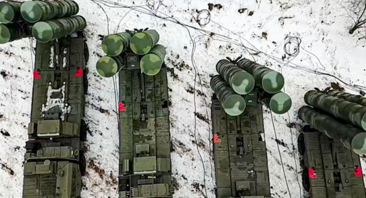 写真・図版 : ベラルーシとロシアによる軍事演習のためにベラルーシに配備された地対空ミサイルシステム「S400」。ロシア国防省が2月10日に公表した映像から