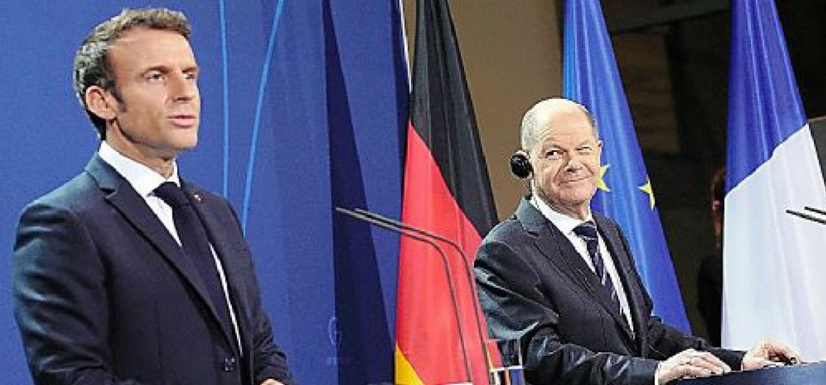 写真・図版 : ウクライナ情勢について協議した後、記者会見するショルツ独首相（右）とマクロン仏大統領。ロシアが侵攻した場合「代償はとても高くつく」と警告した＝2022年1月25日、ベルリン
