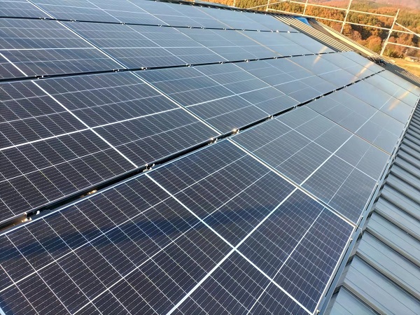 屋根置きの太陽光発電パネル＝スマートソーラー社提供