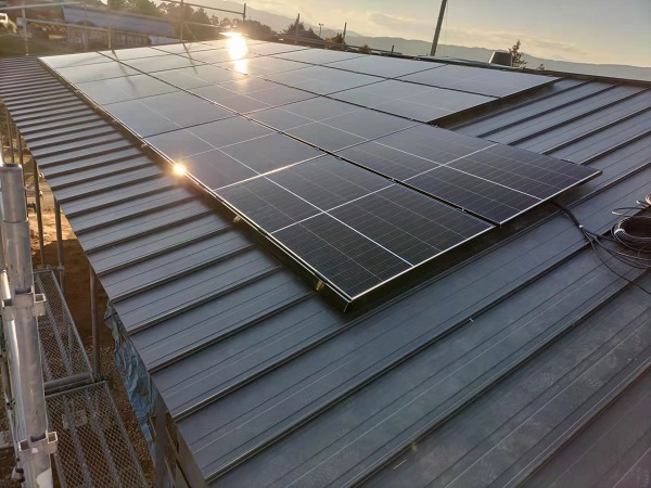 写真・図版 : 屋根には8.3kW能力の太陽光発電パネルを置いている=スマートソーラー社提供