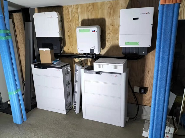 金山デッキの家庭用蓄電池システム。23kW時の容量があるので、停電しても数日は安心だ。スマートソーラー社提供。