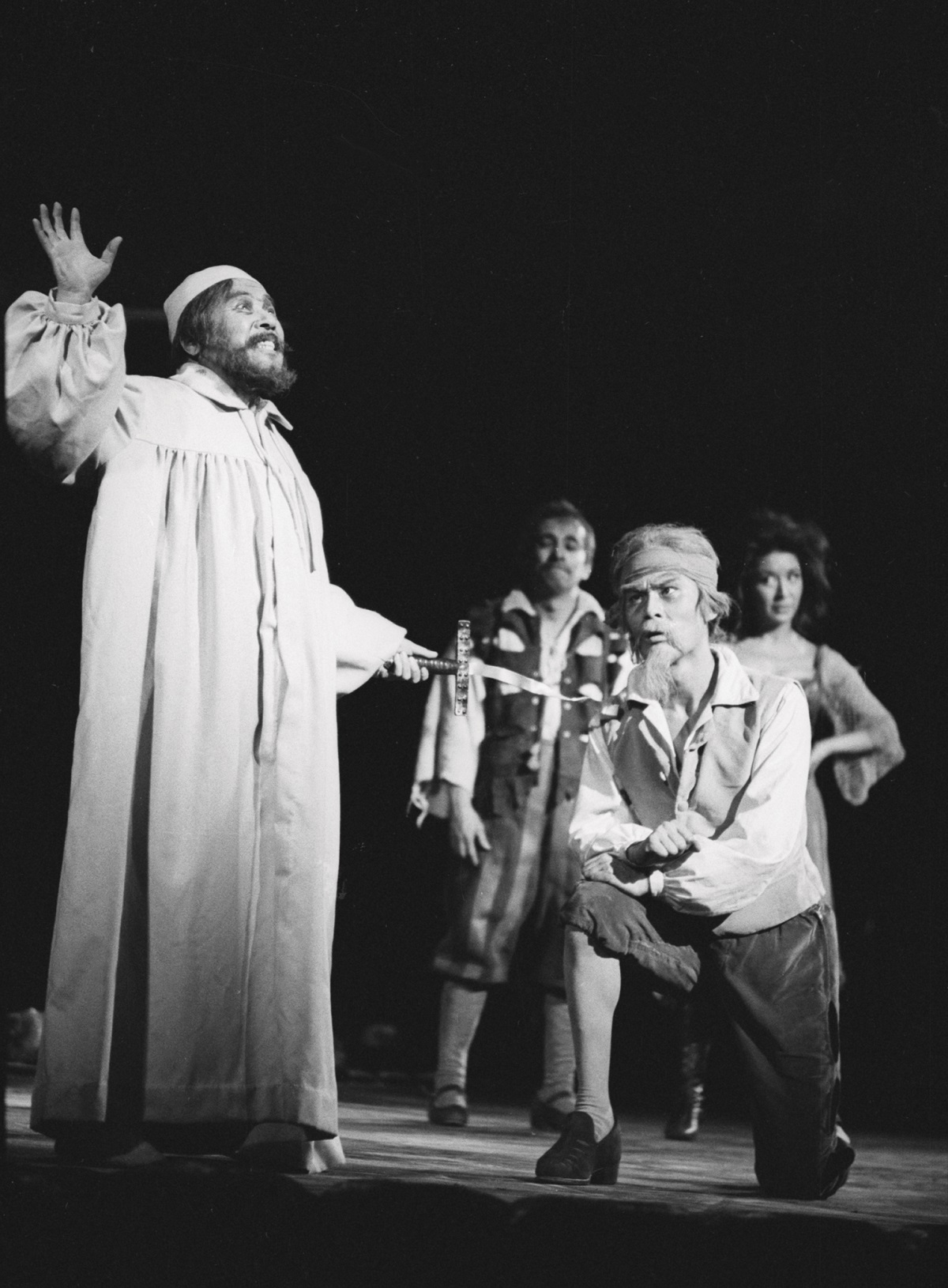 写真・図版 : 『ラ・マンチャの男』初演の舞台＝1969年、東京・帝国劇場、東宝演劇部提供