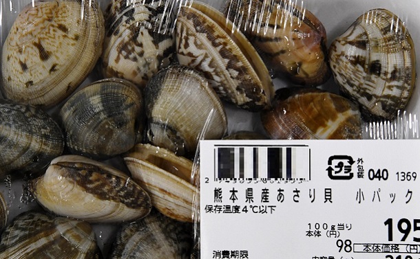 写真・図版 : 「熊本県産」と表示され、スーパーで販売されていたあさり(バーコードを加工しています)
