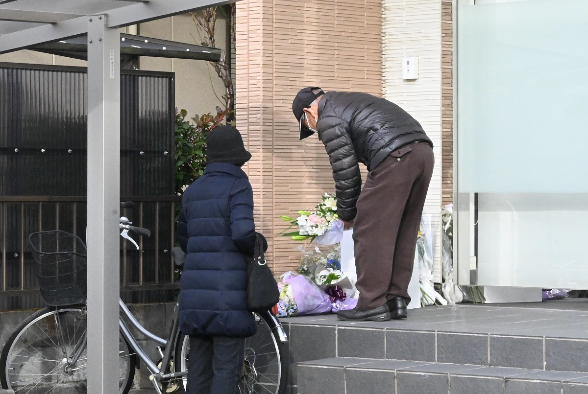写真・図版 : 亡くなった鈴木純一医師の在宅療養支援診療所には、花を手向ける人が断続的に訪れていた＝2022年1月30日、埼玉県富士見市