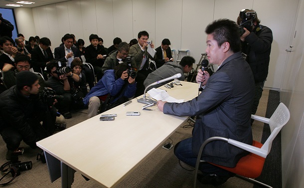 ライブドア事件の家宅捜索をうけ、会見する堀江貴文社長（当時）。ライブドア・ニュースの１部門だったPJニュースも「内部」から事件を報じた＝2006年1月17日、東京・六本木のライブドア本社で 