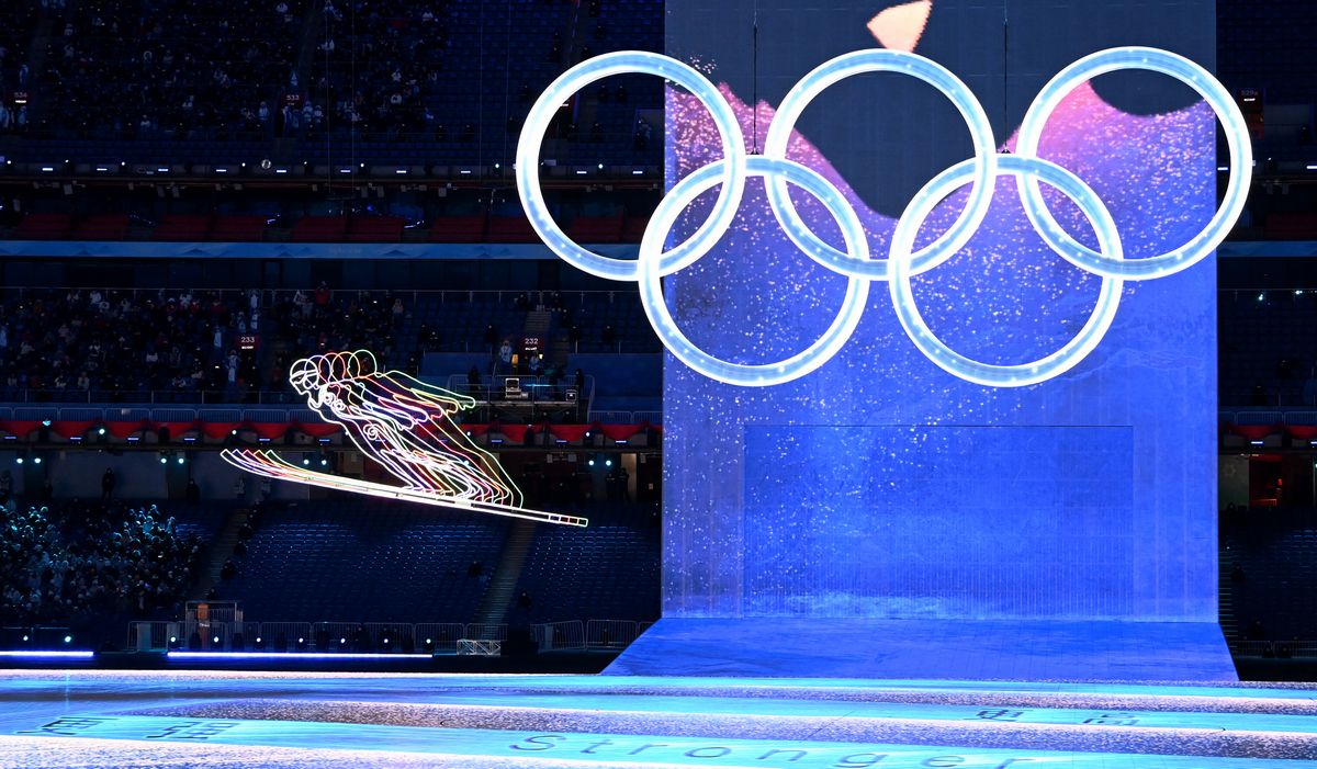 写真・図版 : 北京五輪開会式ではスキージャンプを模した電飾が登場した＝2022年2月4日、国家体育場