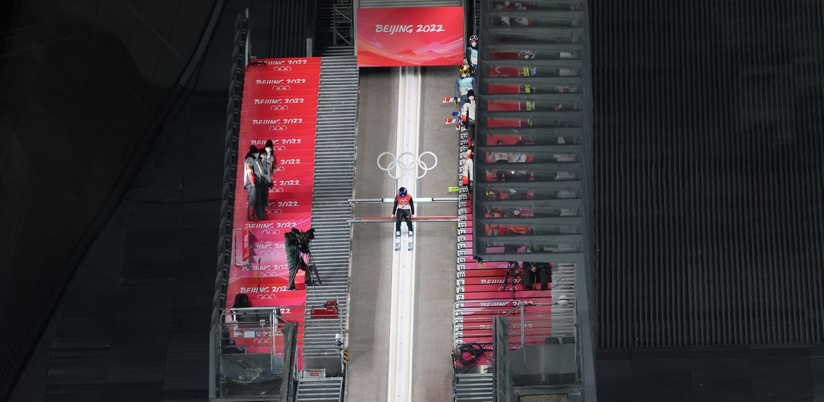 写真・図版 : 北京五輪のジャンプ混合団体で、1本目のジャンプがスーツ規定違反のため失格となった後、2本目に臨む高梨沙羅＝2022年2月7日