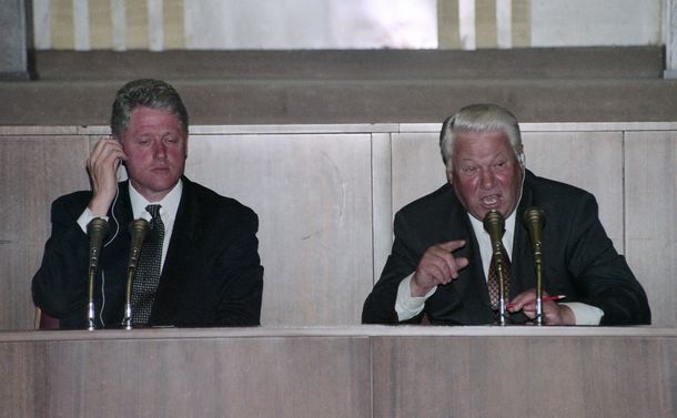 写真・図版 : クリントン米大統領（左）とエリツィン・ロシア大統領＝1995年5月10日、モスクワのクレムリン 
 