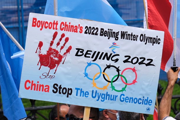中国政府によるウイグル族の弾圧に抗議して北京五輪のボイコットを訴えるボード＝2021年7月、カナダ・オタワ　Wirestock Creators/Shutterstock.com