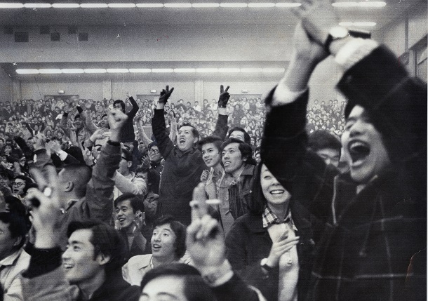大幅な学費値上げに反対して、ストライキを続けていた慶応大学三田学生自治会。学生大会の投票でスト解除を決め、喜ぶ学生たち 1973年2月12日、三田キャンパス