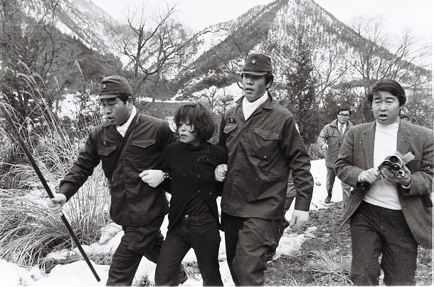逮捕・連行される京浜安保の最高幹部・永田洋子 1972年2月17日群馬県松井田町の妙義山ろくで