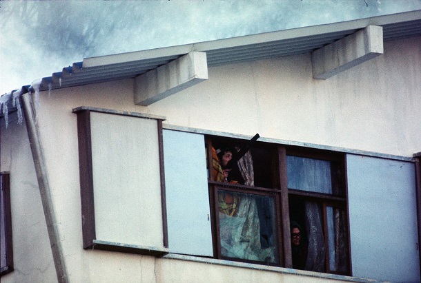 放水とガス弾によって３階のベッドルーム「いちょうの間」に追いつめられた連合赤軍。苦し紛れに窓をあけて顔をのぞかせた 1972年2月28日