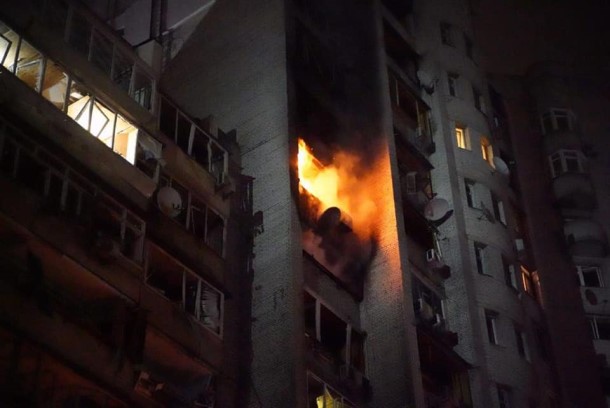 写真・図版 : 攻撃を受けたキエフの集合住宅（2022年2月25日、ウクライナ非常事態庁がフェイスブックに投稿）