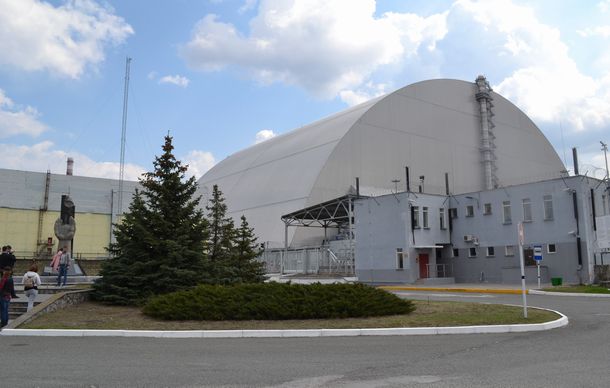 シェルターに覆われた現在のチェルノブイリ原発4号炉＝2021年4月22日、国末憲人撮影