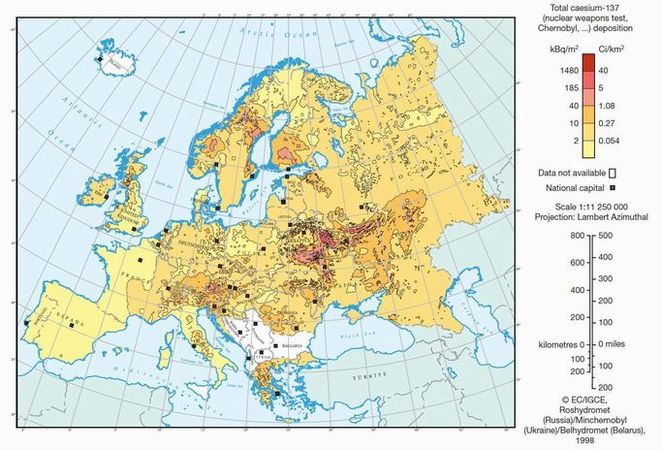 写真・図版 : 図2：チェルノブイリ原発事故による欧州全体の放射能汚染地図。De Cort, M., et al. (1998): Atlas of Caesium Deposition on Europe after the Chernobyl Accident, EUR report nr. 16733, European Commission.