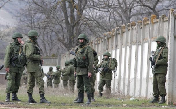 クリミア半島のウクライナ軍施設を固めたロシア軍とみられる兵士たち（2014年3月19日）