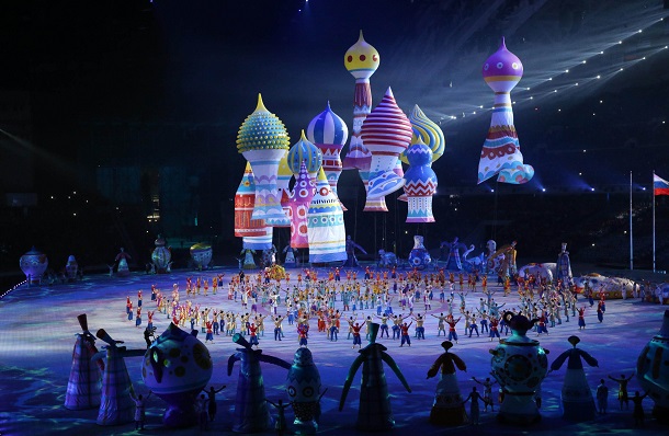 写真・図版 : ソチ五輪の開会式では、ロシアの文化を紹介するアトラクションが繰り広げられた＝2014年2月7日