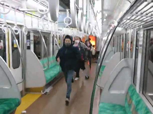 京王線での刺傷・放火事件で、車内を走って逃げる乗客たち＝ツイッターの動画から(画像の一部を加工)