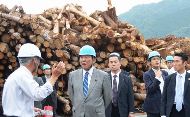 木質バイオマス発電で使う木材の集積地を視察する石破茂地方創生担当相（肩書は当時、2015年6月、岡山県真庭市で）