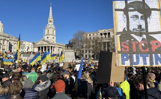 写真・図版 : ロンドンのトラファルガー広場でプーチン大統領への抗議やウクライナへの支援を訴える人たち＝2022年2月27日