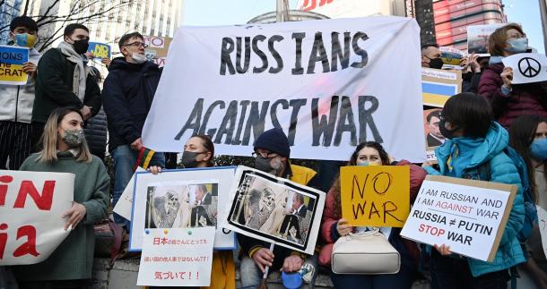 写真・図版 : ロシア軍のウクライナへの侵攻に抗議する日本在住のロシア人ら＝2022年2月26日、東京都新宿区