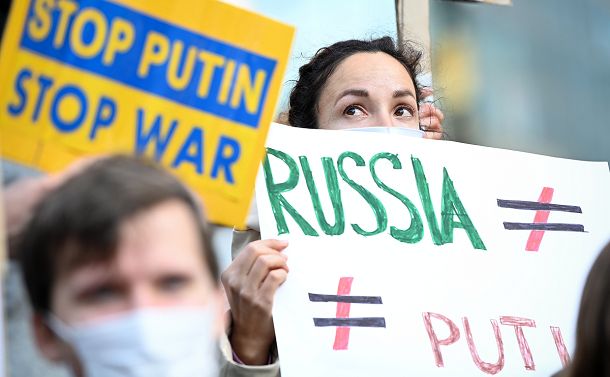 経済制裁は「現代版ロシア革命」を導くか　「プーチン独裁」が招いたルーブル暴落と不況、声あげる市民への期待