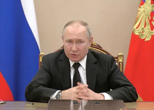 写真・図版 : 核戦力などの特別態勢への移行を命令するロシアのプーチン大統領＝ロイター（2022年2月28日）  
