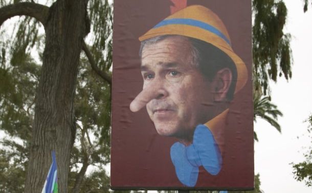 写真・図版 : 米カリフォルニア州で2007年3月17日に開かれた反イラク戦争の抗議行進。「噓をついたピノキオ」に例えられたジョージ・W・ブッシュ大統領（当時）の看板が掲示された＝Joseph Sohm/shutterstock.com