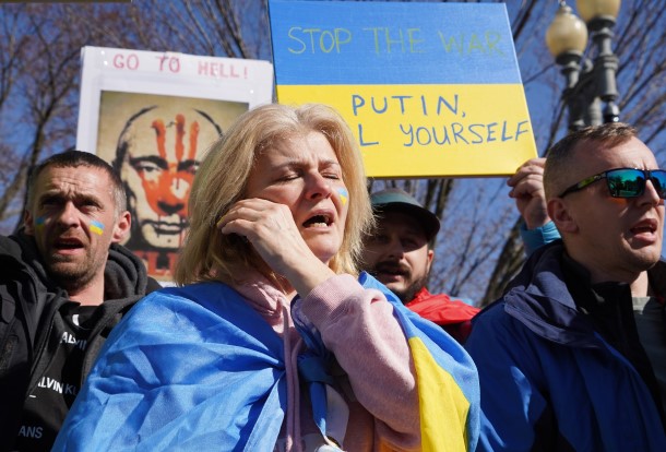 写真・図版 : 米ホワイトハウス前で、ロシアのウクライナ侵攻に抗議する人たち（2022年2月27日）