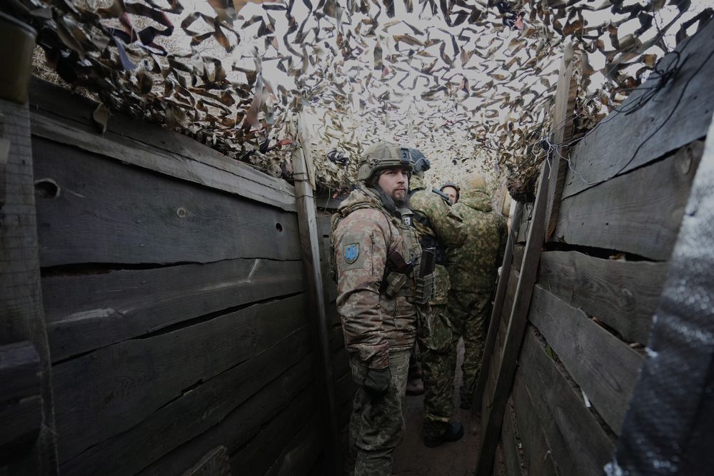写真・図版 : 高台の塹壕で警戒を続けるウクライナ軍の兵士（遠藤啓生撮影）