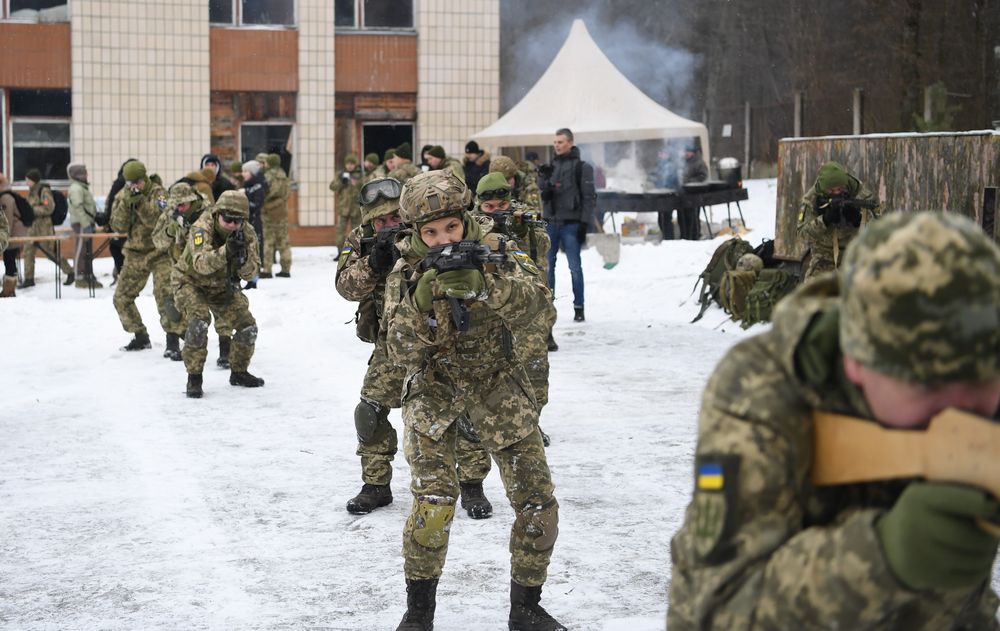 ウクライナの首都キエフ近郊で訓練する「領土防衛軍」の志願兵（2022年2月5日、金成隆一撮影）