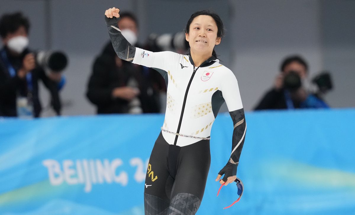 写真・図版 : 北京五輪のスピードスケート女子1000メートルで金メダルを獲得した高木美帆選手。滑走後のガッツポーズ＝2022年2月17日