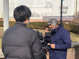 写真・図版 : 中継準備中の取材チーム＝撮影・筆者