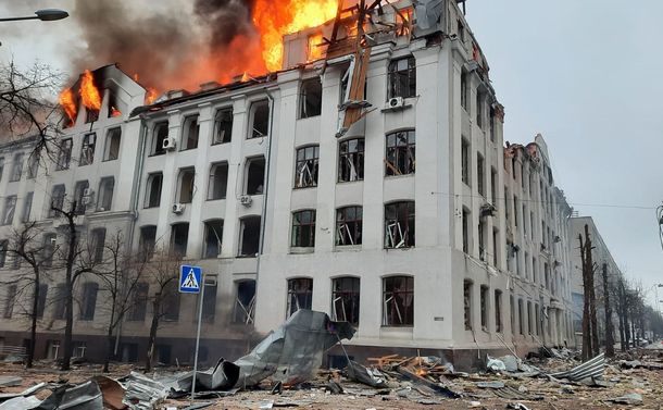 写真・図版 : ハリコフで3月2日、攻撃を受けて炎を上げる警察施設＝ウクライナ非常事態当局のフェイスブックから