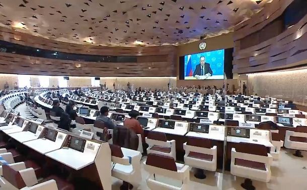 写真・図版 : ロシアのラブロフ外相の演説時、ほぼ空席になった国連人権理事会の会合＝2022年3月1日、スイス・ジュネーブ、国連ウェブＴＶから 