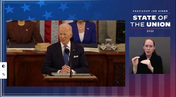 写真・図版 : 2022年3月2日、ワシントンの米連邦議会で１日、一般教書演説をするバイデン米大統領（左）＝ホワイトハウスの中継動画から 