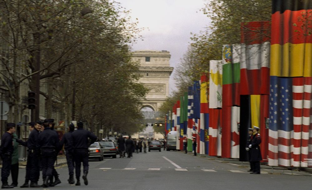 写真・図版 : 冷戦終結後の欧州の新しい秩序作りを目指し、アルバニアを除く全欧州の国とアメリカ、カナダの計34カ国が集まり1990年11月、全欧安保協力会議（CSCE）首脳会議がパリで開かれた。会場の通りには参加国の国旗がずらりと並んだ