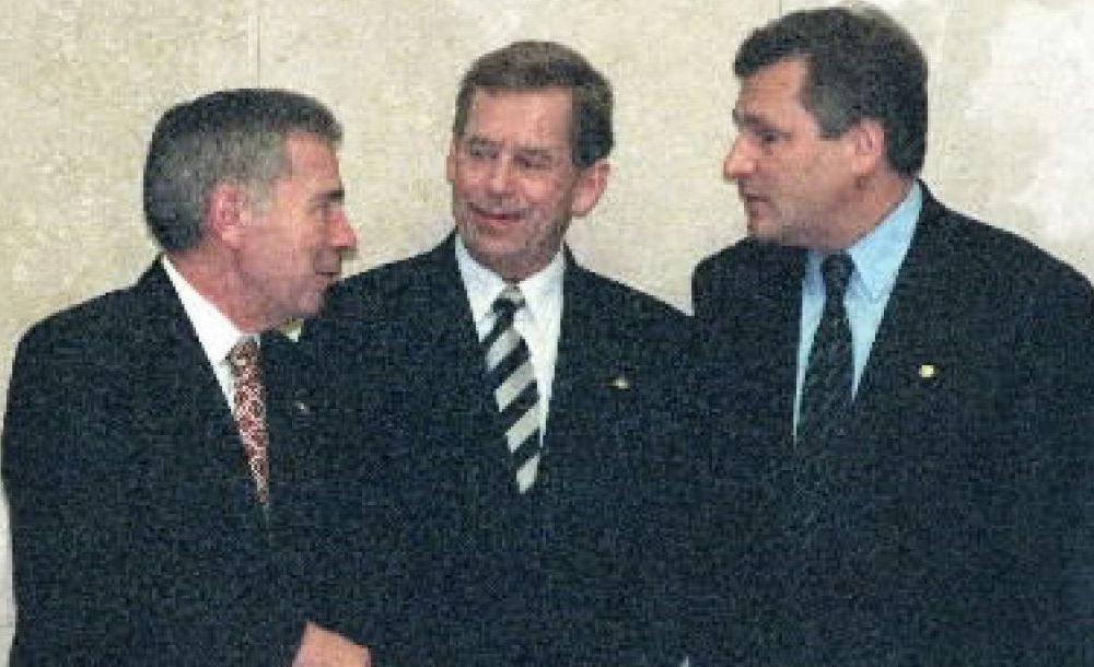 写真・図版 : 1997年7月、マドリードでのNATO首脳会議にあわせて会談する、左からホルン・ハンガリー首相、ハベル・チェコ大統領、クワシニエフスキ・ポーランド大統領。3カ国のNATO加盟は99年に実現した