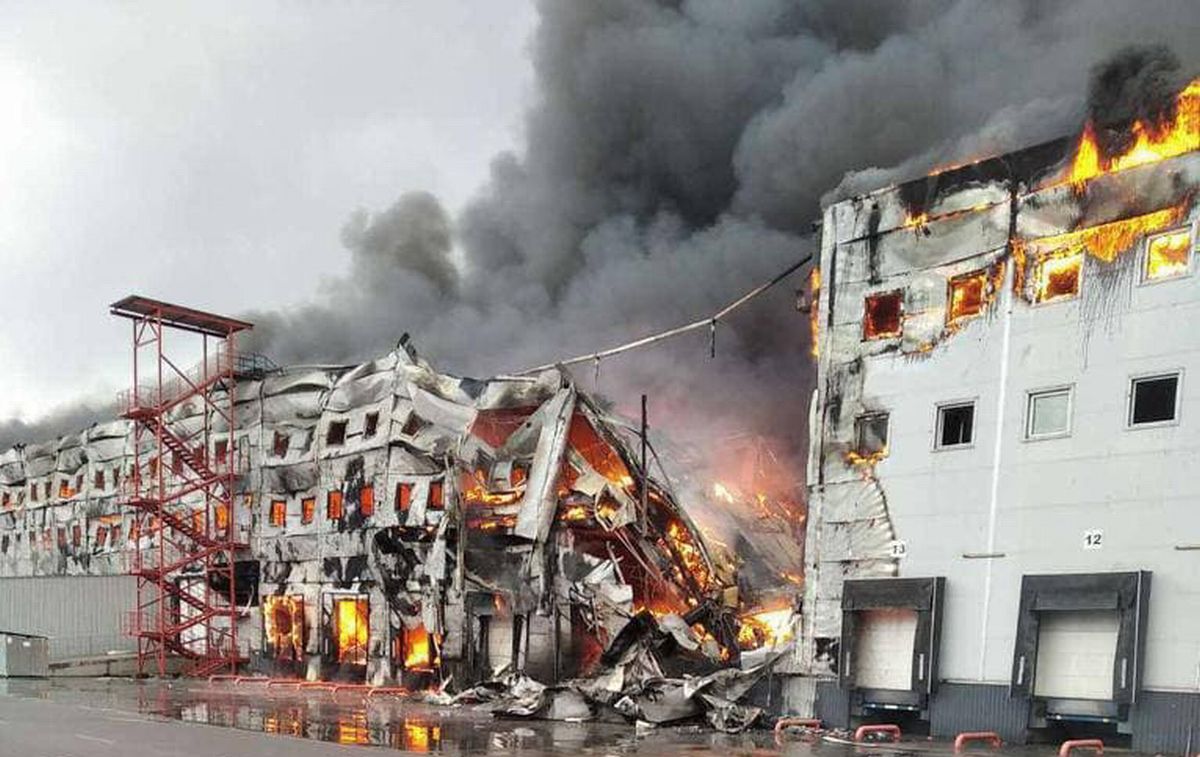 写真・図版 : ウクライナのゲラシチェンコ内相顧問が3月3日、SNSに投稿した写真。首都キエフの西約20キロの地域で、炎を上げて燃える化粧品倉庫の建物だという
