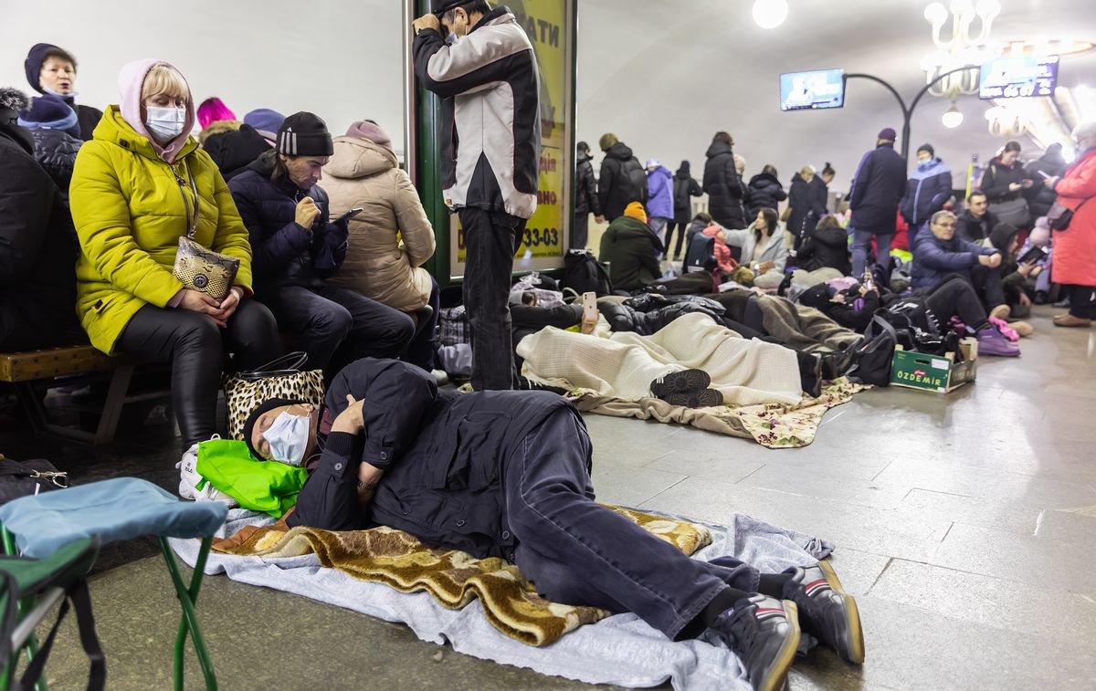 写真・図版 : ロシア軍の攻撃が続くキエフで、地下鉄の駅構内に避難する人々＝2022年2月25日（Drop of Light/Shutterstock.com）